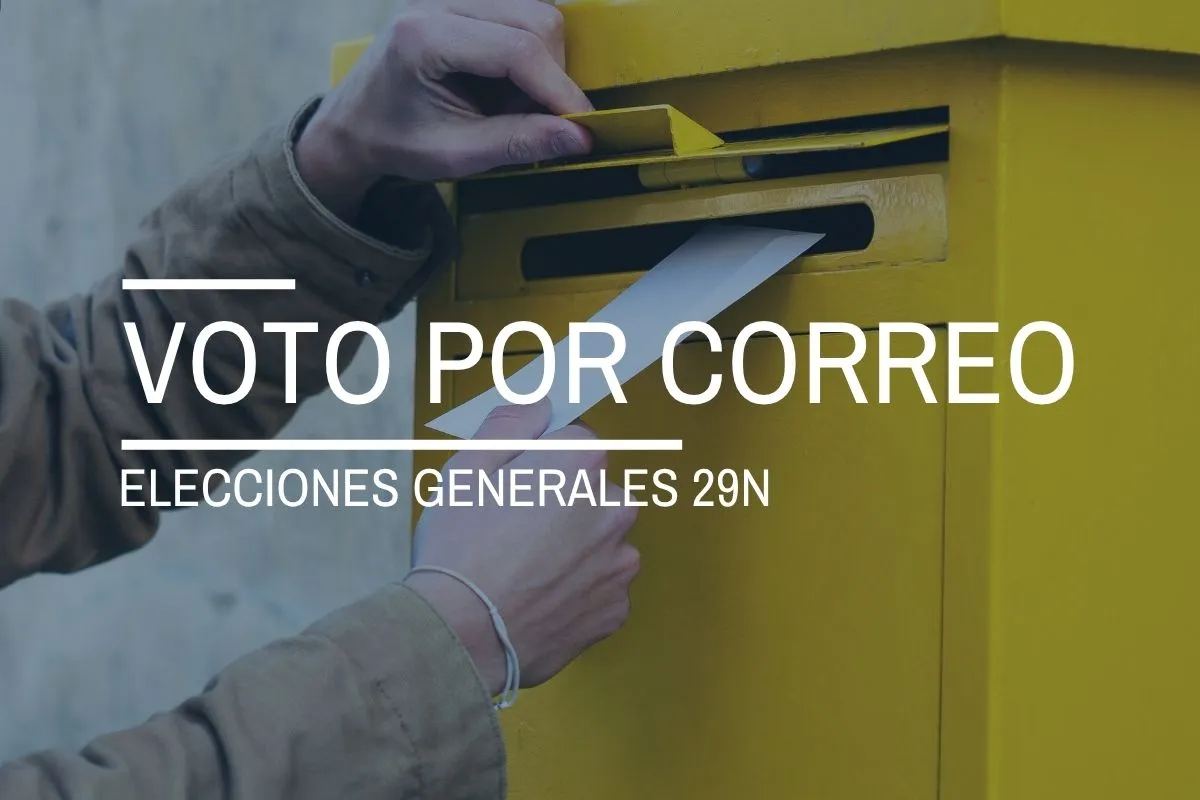 Una persona introduce un sobre en un buzón amarillo de Correos